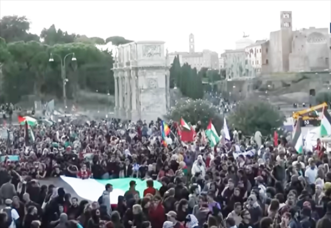 Demonstran pro-Palestina menyatroni tempat latihan Timnas Italia yang tengah latihan persiapan menghadapi Israel di babak kualifikasi Piala Dunia 14 Oktober mendatang/Foto: tangkap layar YouTube CNN-News18
